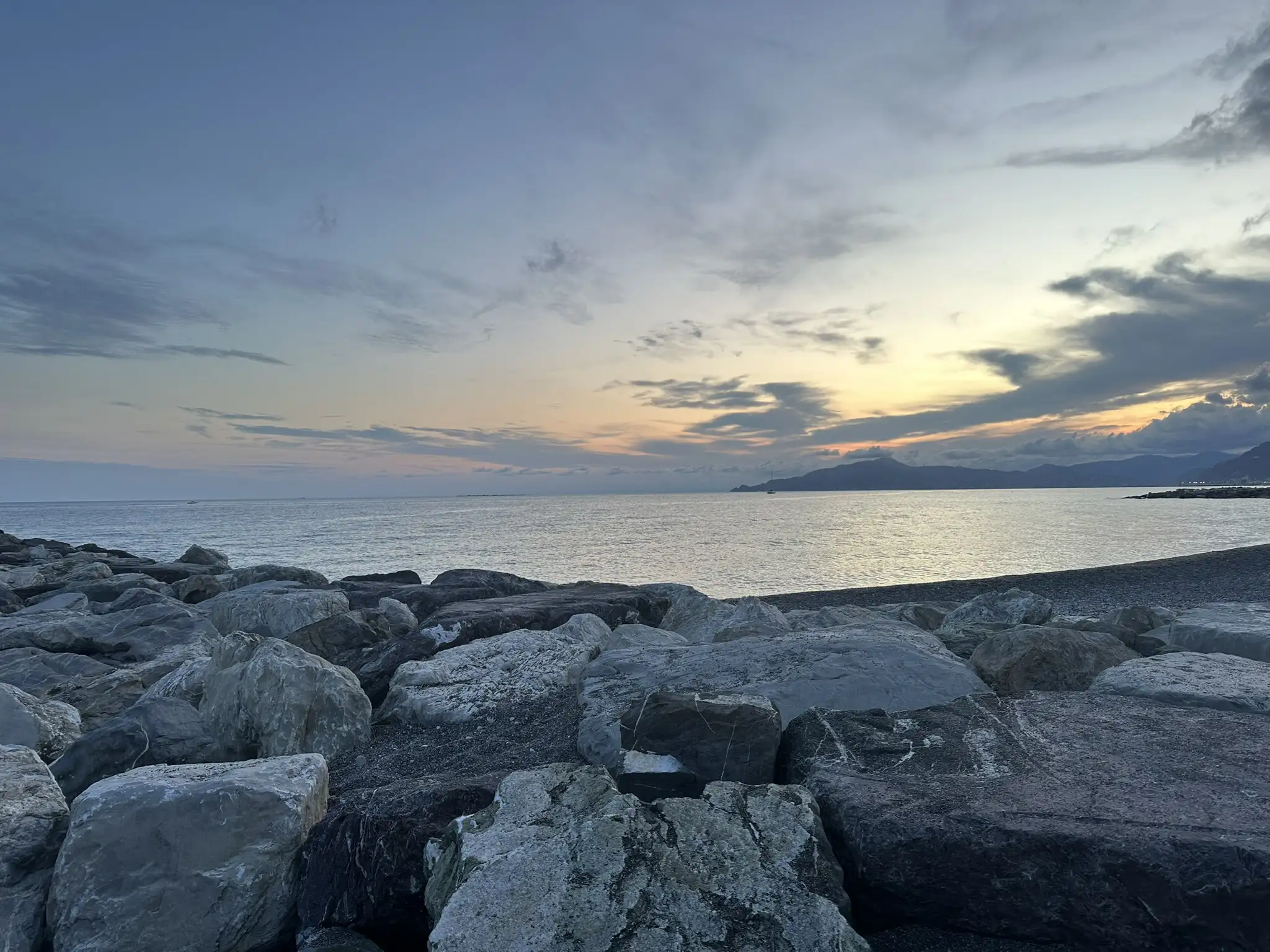 Ausblick auf den Sonnenuntergang am Wasser