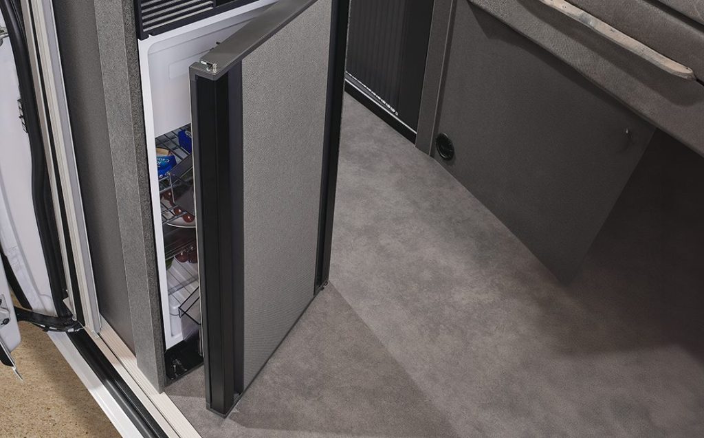 Puissant réfrigérateur à compression de 69 l intégré au niveau de l’entrée sur la face avant de la cuisine avec porte s’ouvrant dans les deux sens, donc aisément accessible depuis l’intérieur et l’extérieur.