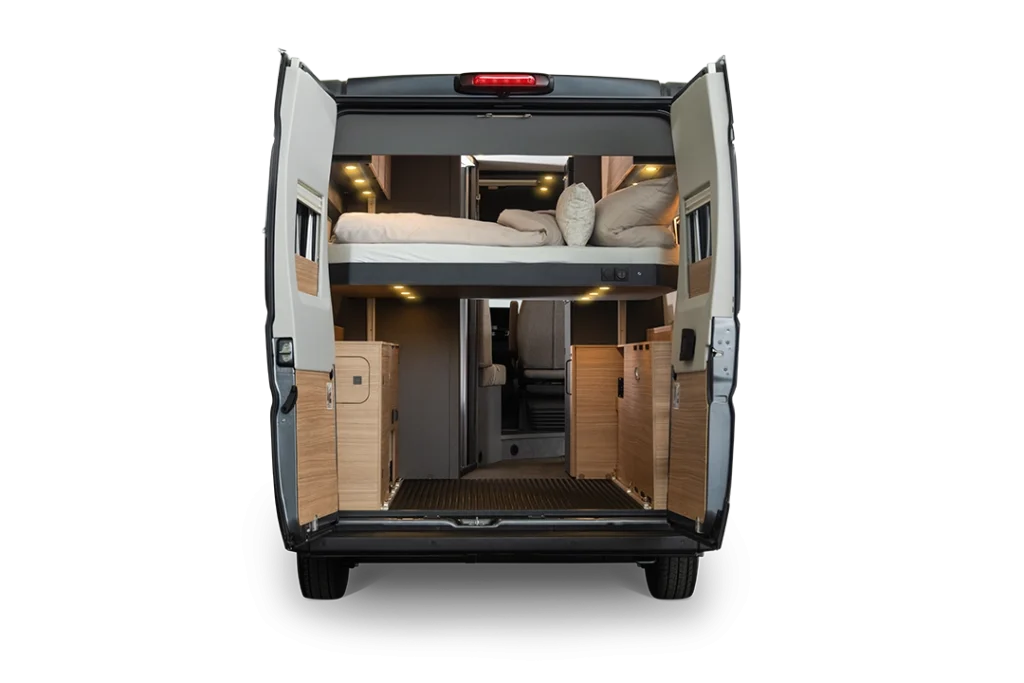 Soute arrière offrant une flexibilité maximale : facilement accessible depuis l'intérieur et l'extérieur, avec une largeur de chargement maximale de 120 cm et un plancher de soute arrière one level pour un espace de rangement parfaitement plat sur toute sa longueur. Six spots encastrés à fleur de surface assurent en outre un éclairage parfait.