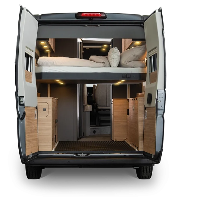 Riesige Heckgarage mit maximaler Flexibilität: Bequem von innen und außen begehbar, mit einer maximalen Durchladebreite von 120 cm sowie einem One-Level-Heckgaragenboden für einen durchgehend ebenen Ladestauraum. Sechs bündig eingelassene Lichtspots sorgen zudem für die perfekte Ausleuchtung.