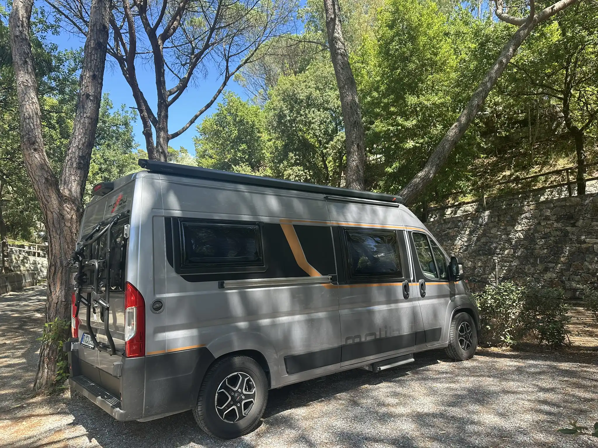 Grauer Malibu Van auf dem Stellplatz
