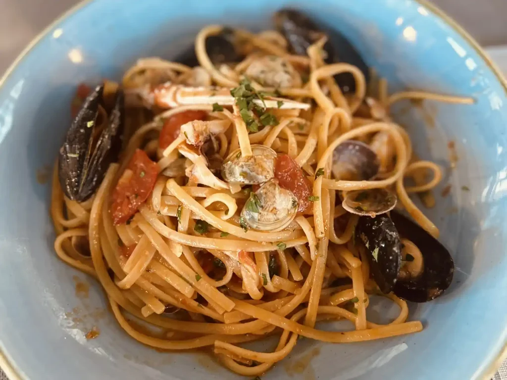 Pasta mit Meeresfrüchte und Tomaten