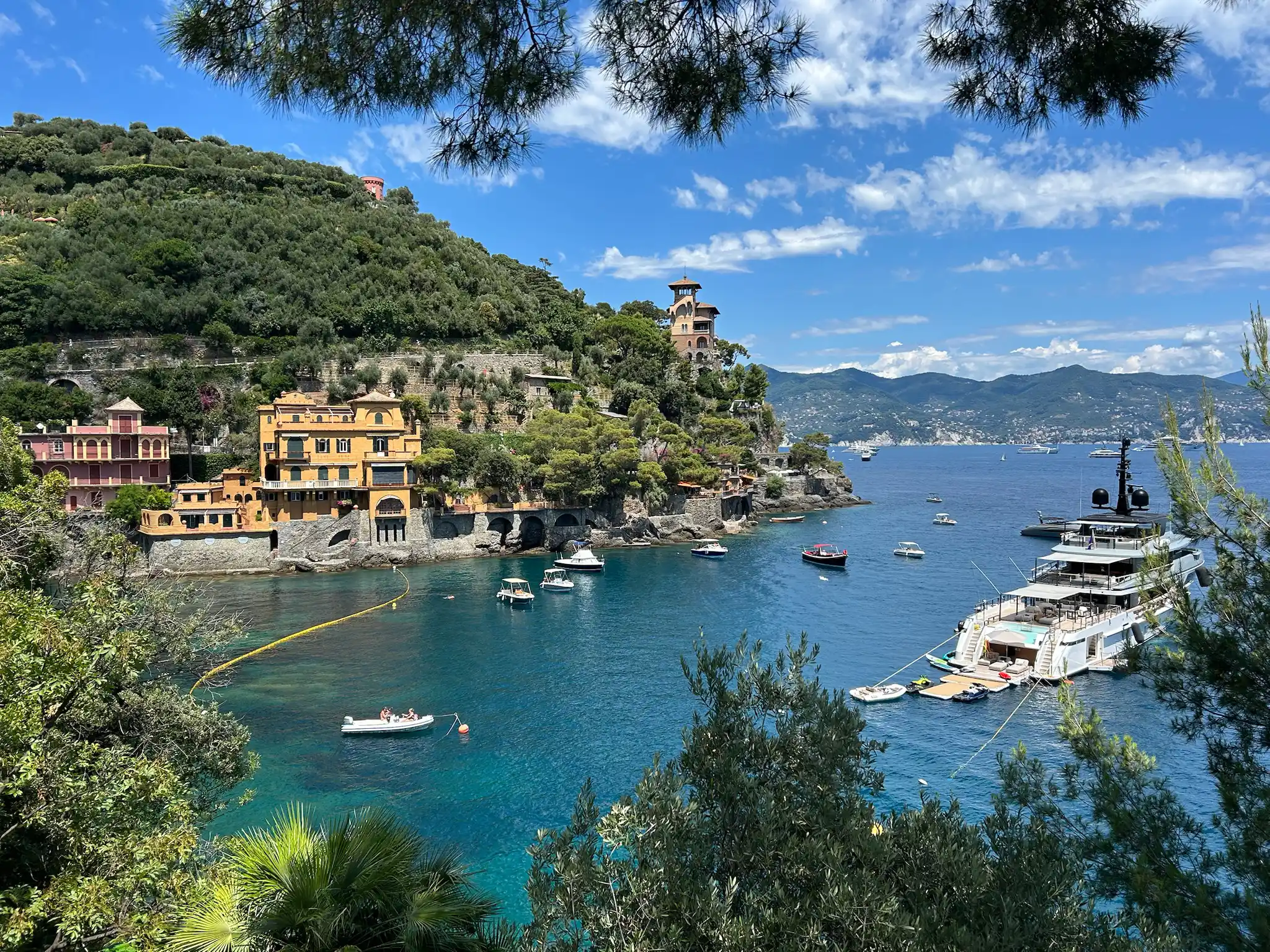 Aussicht auf eine Bucht mit bunten Häusern