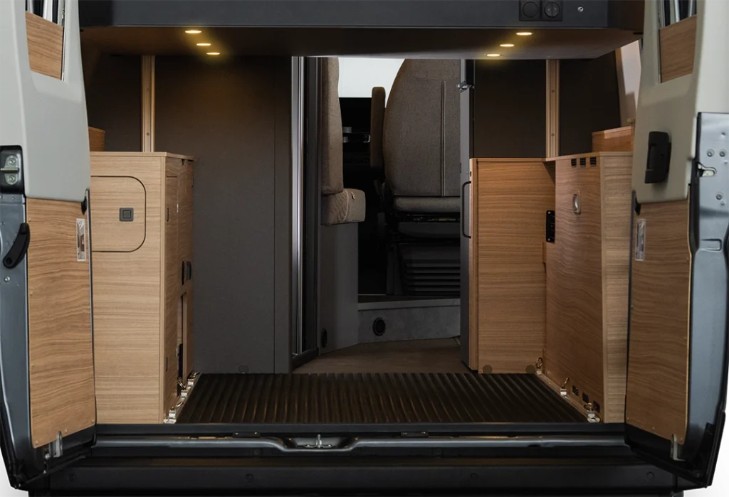 Pack Protect en option avec tapis amovible en PVC et deux rails d’arrimage à gauche et à droite avec anneaux d’arrimage adaptés.