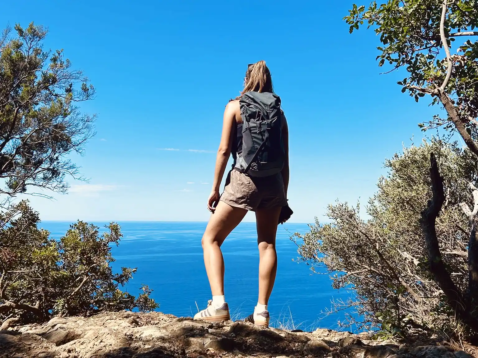 Aussicht auf das Meer mit Wanderer