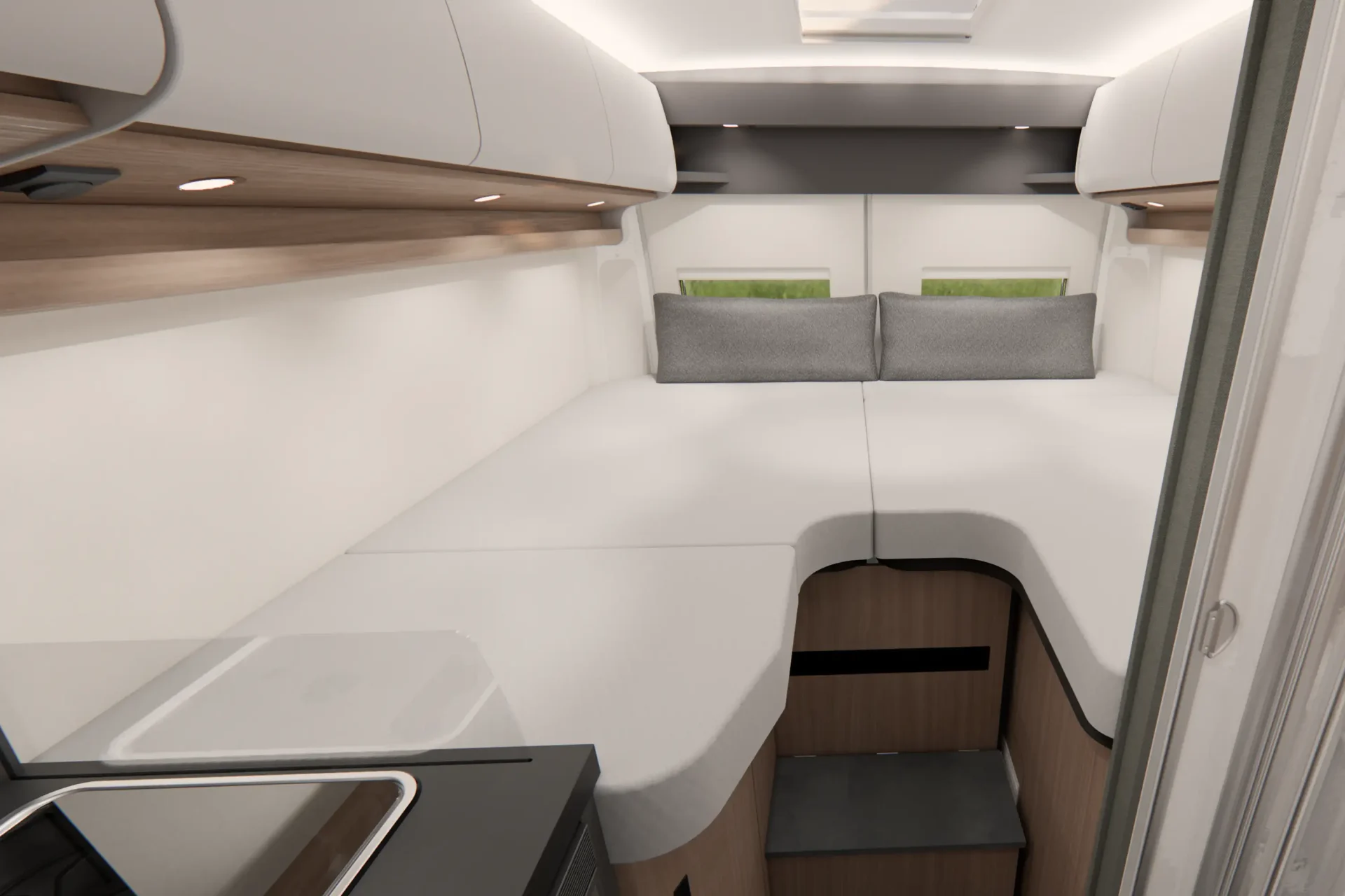 Innenansicht eines Malibu Campervans mit Längseinzelbetten sowie Heckfenstern.