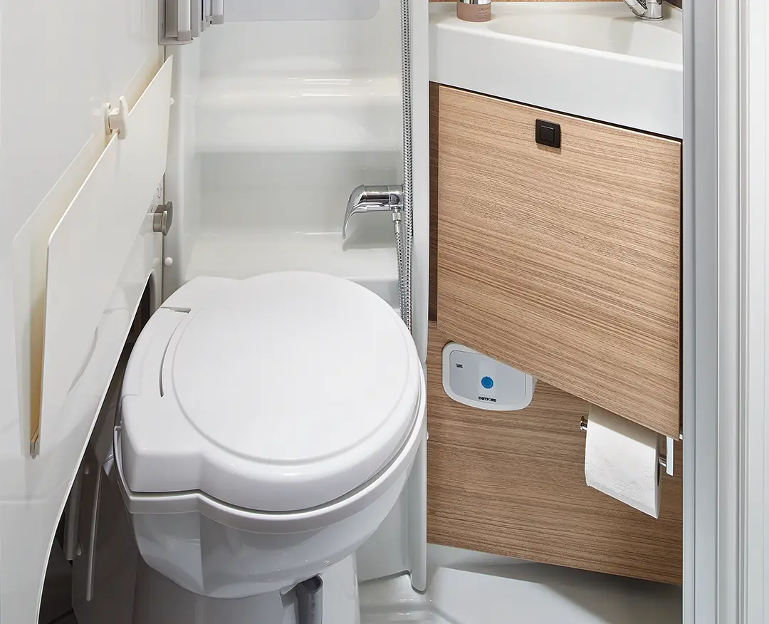 Ansicht auf die wegschwenkbare Toilette im Waschraum