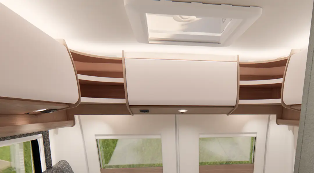 Ansicht der Rundumschränke über dem Schlafbereich eines Malibu Campervans für ausreichen Stauraum.