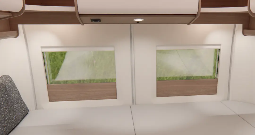 Ansicht des Heckfensters eines Malibu Campervans comfort, mit Plissees zur Verdunklung.