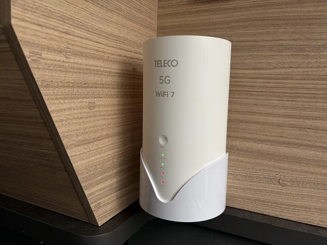 Sicht auf Wlan Router mit Außenantenne in der Farbe weiß