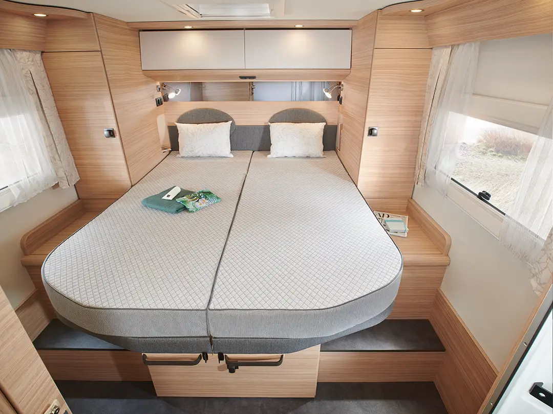 Modernes Queensbett im vollintegriertem Reisemobil