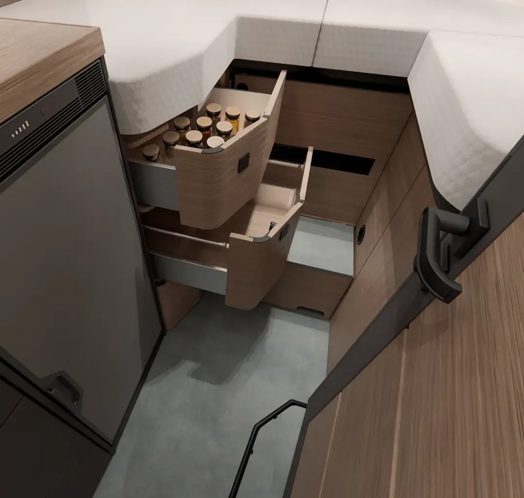 Blick auf Universalschrank unter dem Längseinzelbett, individuell nutzbar als zusätzlichen Küchenschrank oder Wäscheschrank.